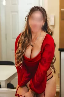 Escort Malena De Bella with brunette hair